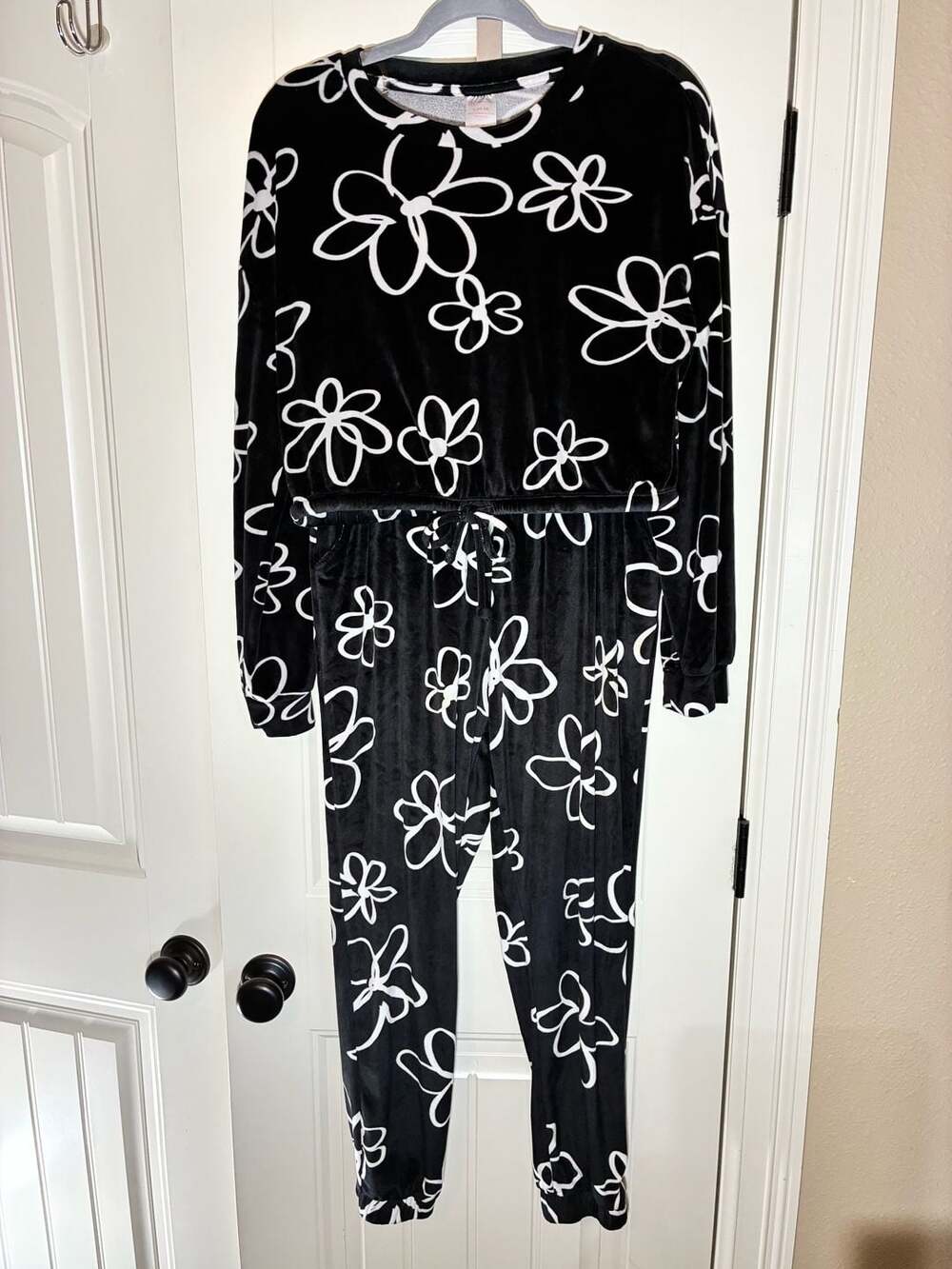 No Boundaries Velour 2-Piece Outfit Size L 11-13 Black White Floral Set